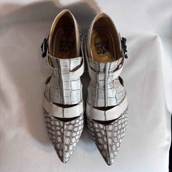 FLUEVOG Truth Alisha Sz 9.5 T-Strap with Skull Buckle Low Heel Leather Sandals - Picture 5 of 15